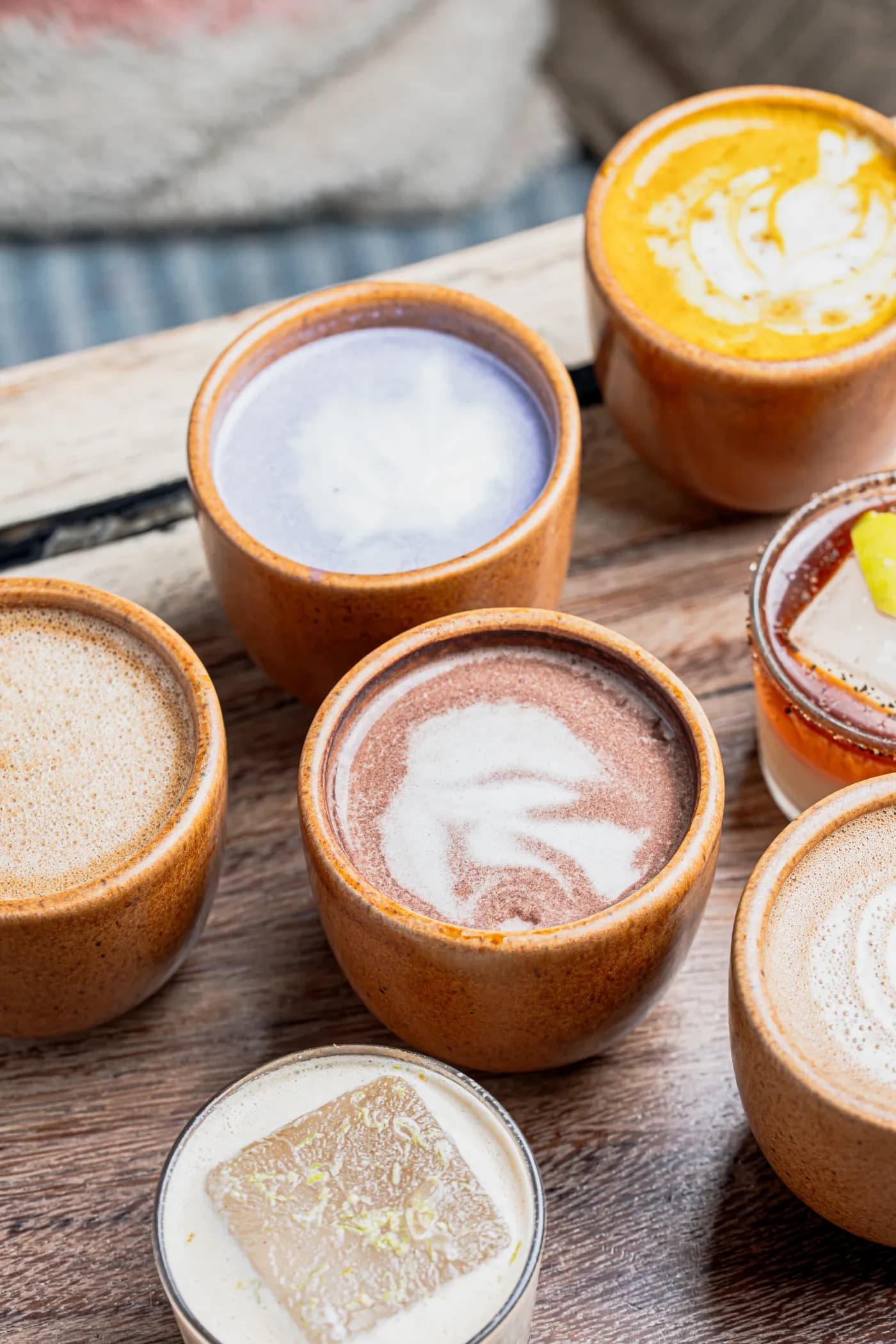 Tazas de barro con café, chocolate y otras bebidas calientes, vistas desde arriba