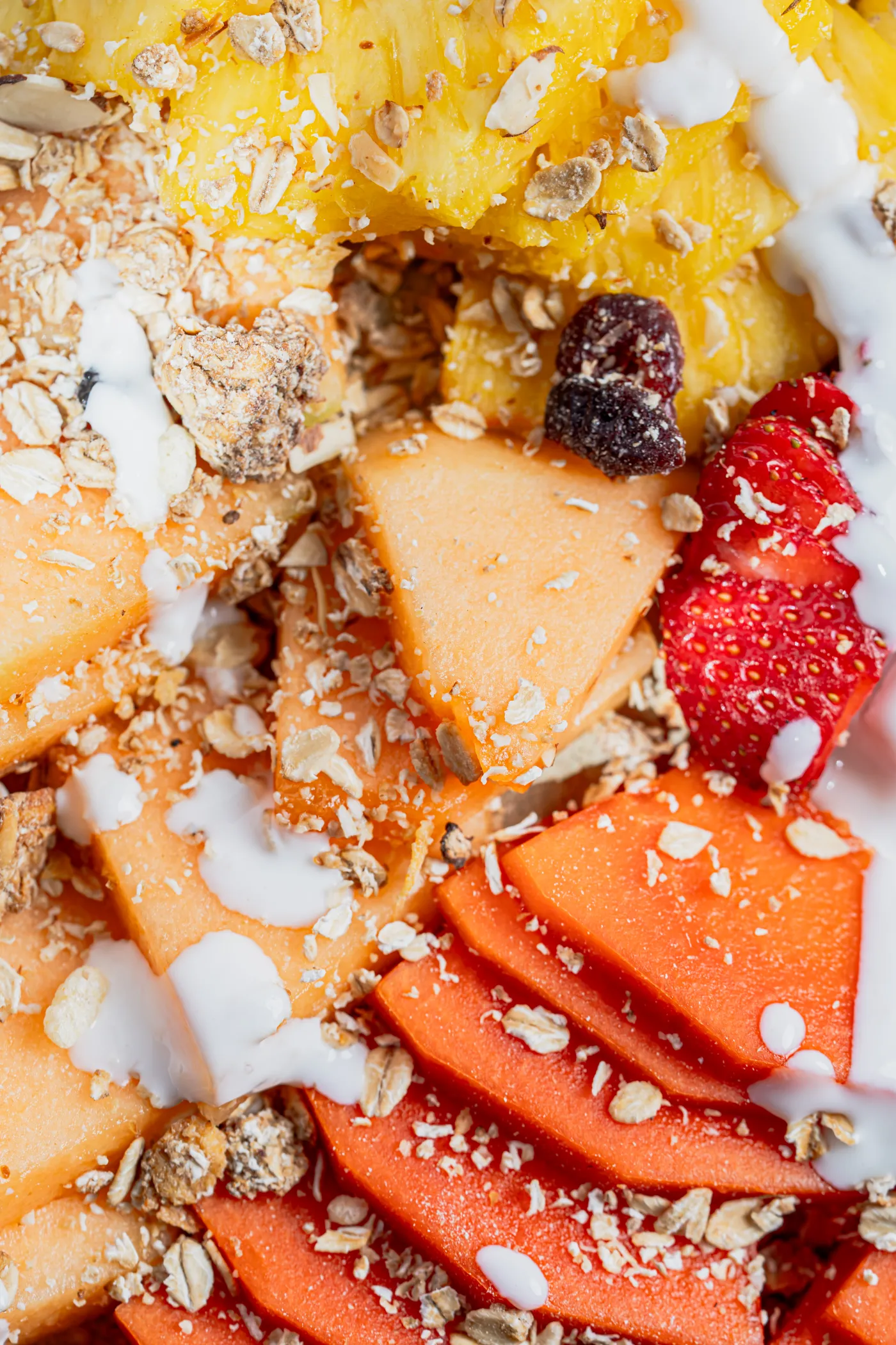 Papaya y fresas con granola y yogur, en acercamiento