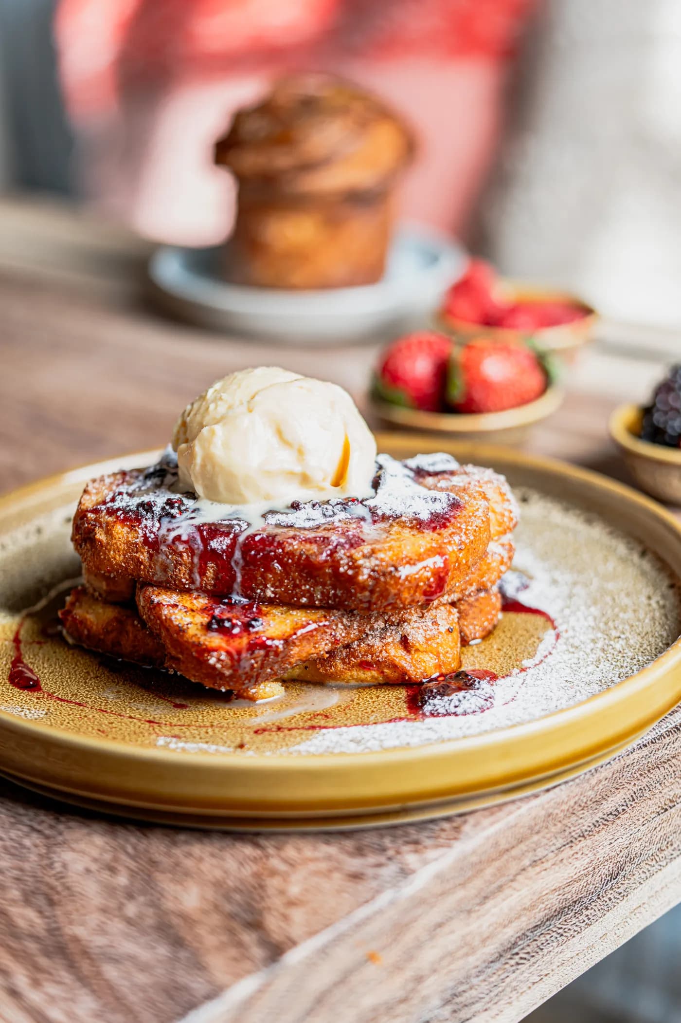 Pan francés con helado y mermelada de frutos rojos