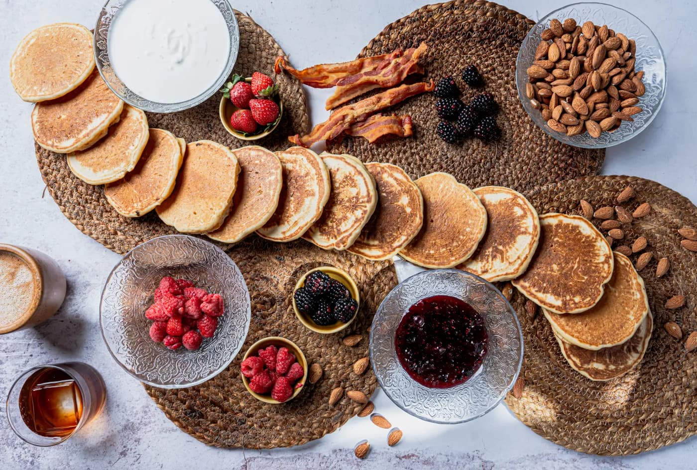 Tabla de hot cakes con frutos rojos, nueces y mermeladas, vista desde arriba