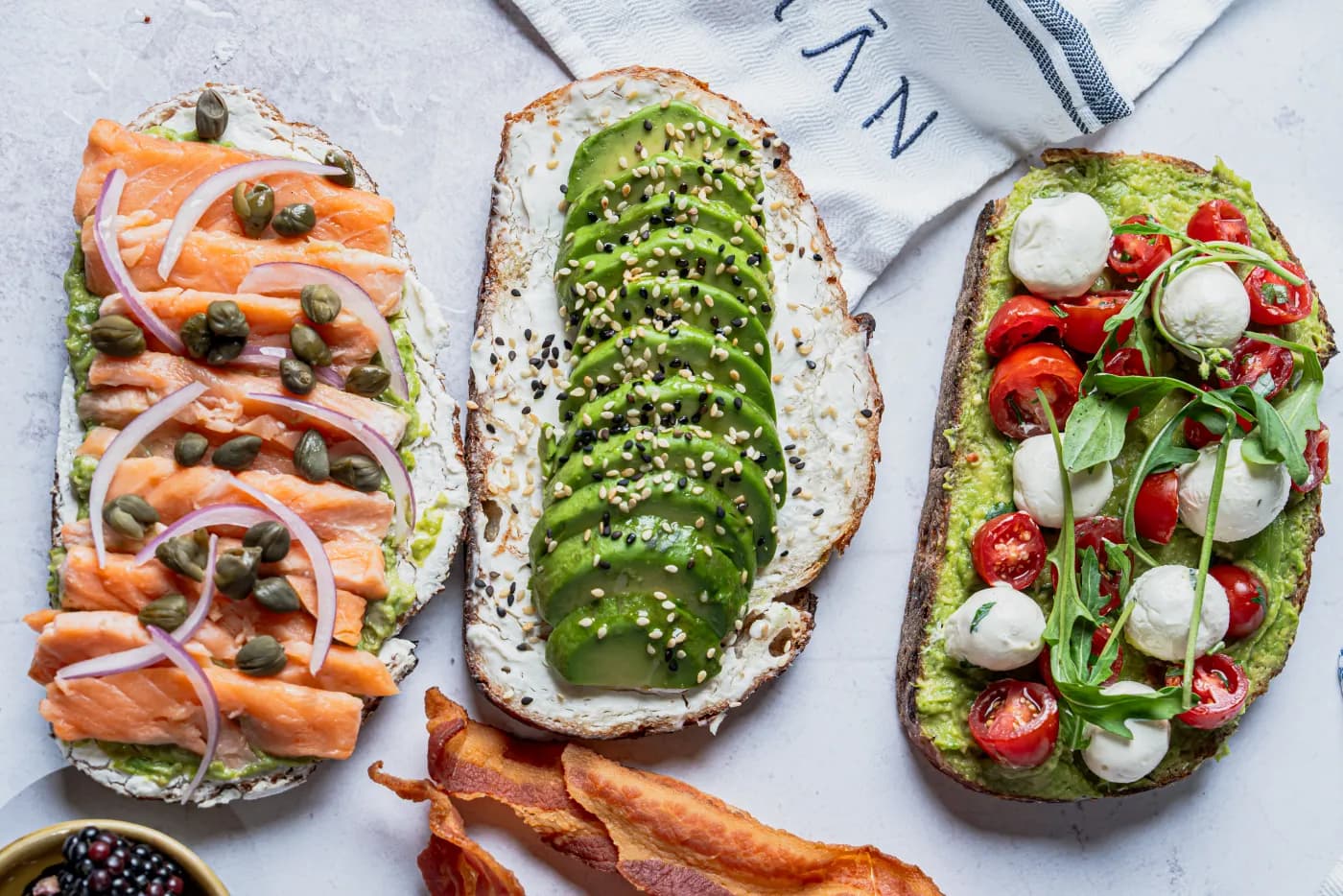 Tostadas de salmón, aguacate y jitomate con queso fresco, vistas desde arriba