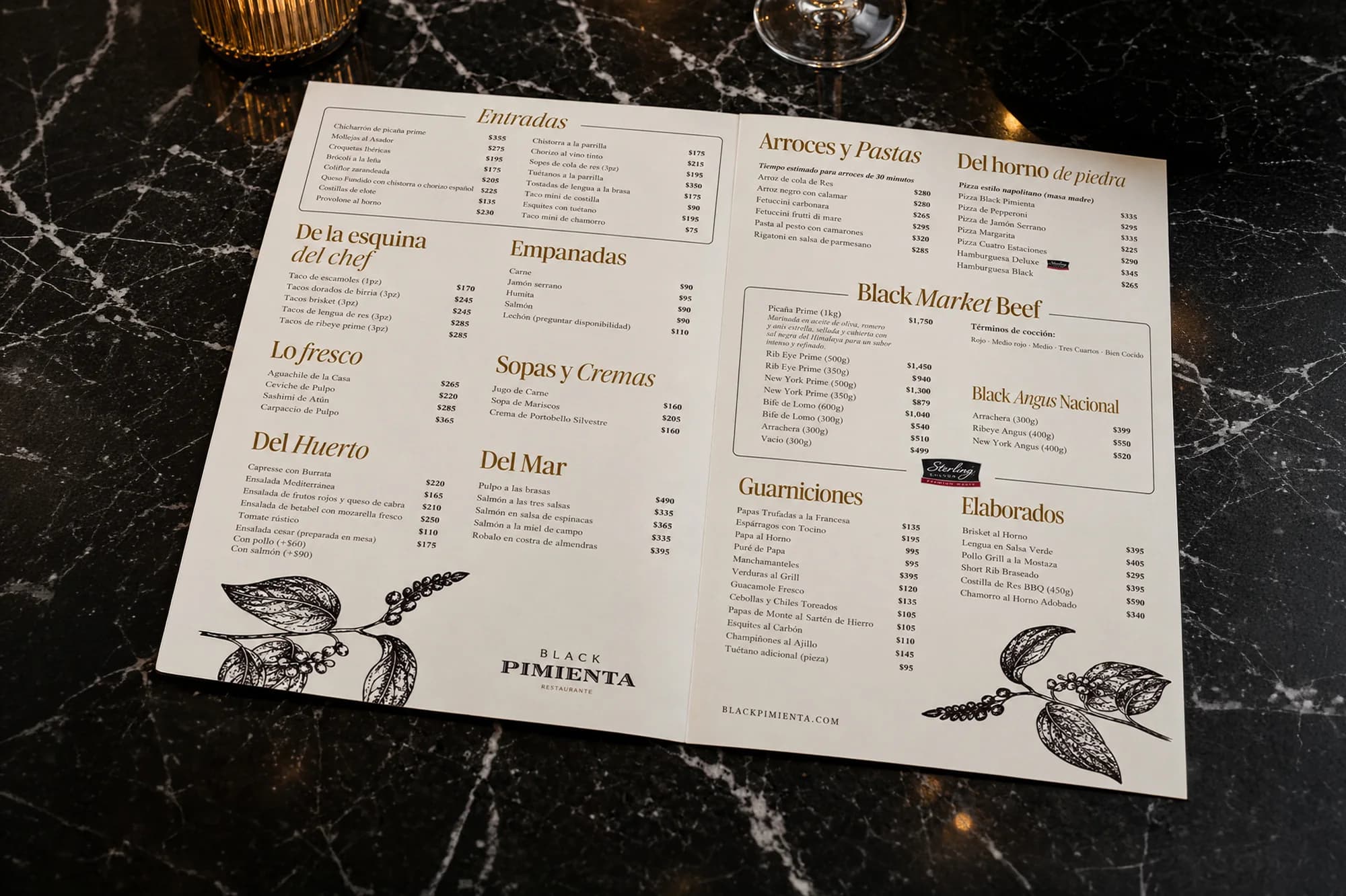 Black Pimienta: menú principal sobre una mesa de mármol negro