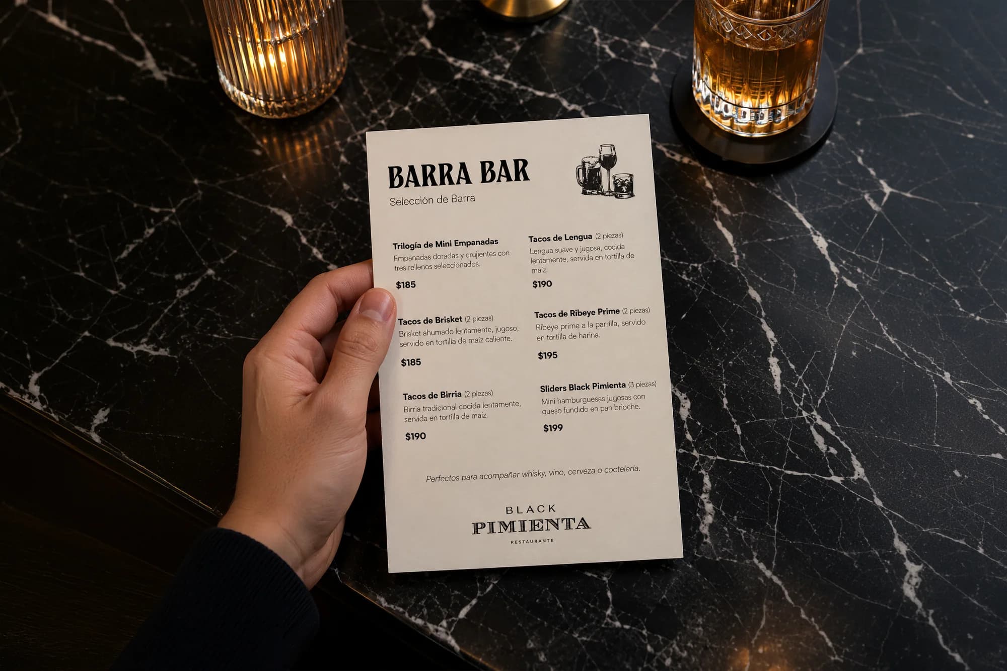 Black Pimienta: carta de la barra en la mano