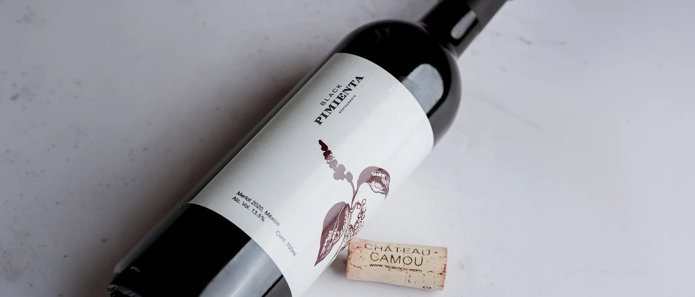 Black Pimienta: botella de vino con etiqueta propia y corcho