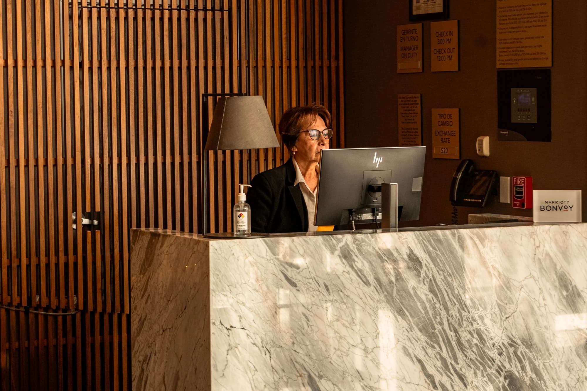 Courtyard: recepcionista en el mostrador de mármol del lobby