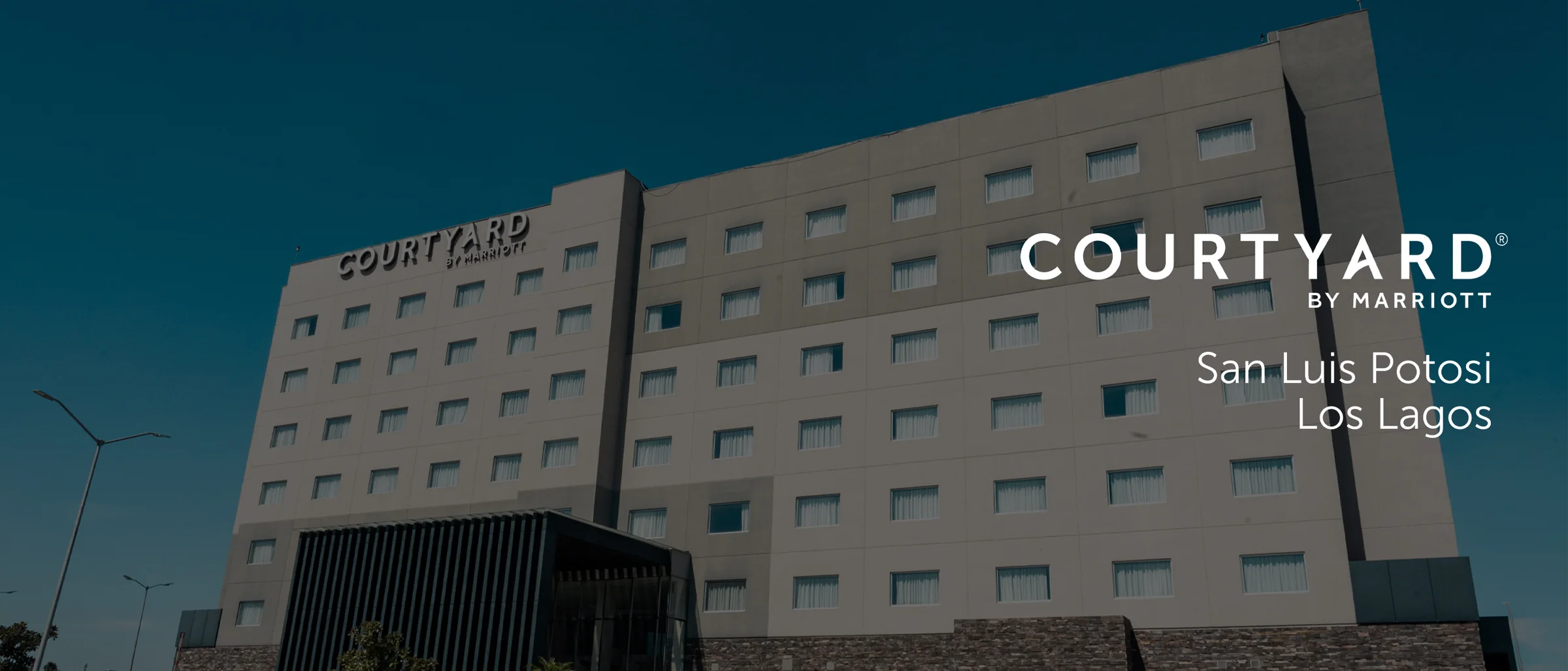 Courtyard by Marriott San Luis Potosí Los Lagos: fachada del hotel al anochecer