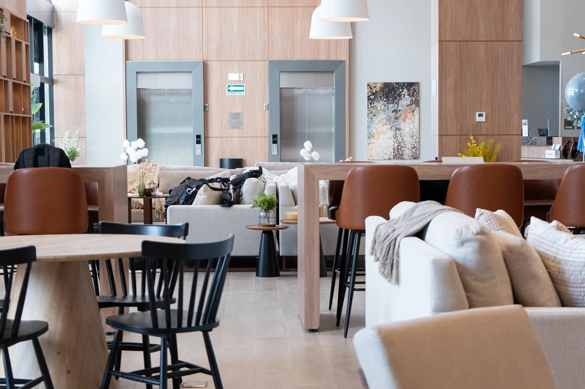 Fairfield: lobby con comedor y sala de estar