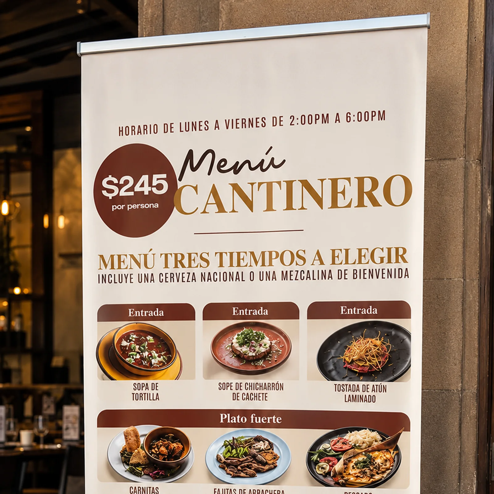 La Histórica: lona del menú cantinero de tres tiempos en la entrada