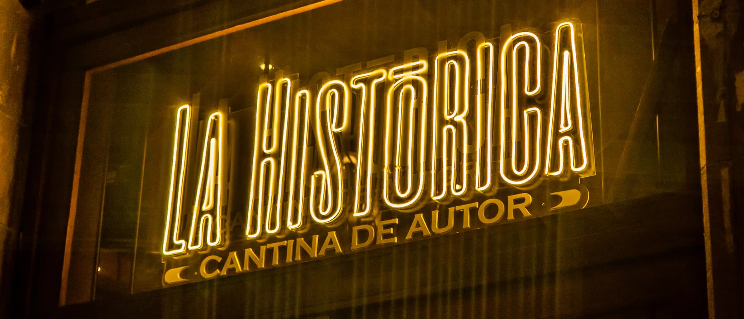 La Histórica: letrero de neón con el nombre y cantina de autor