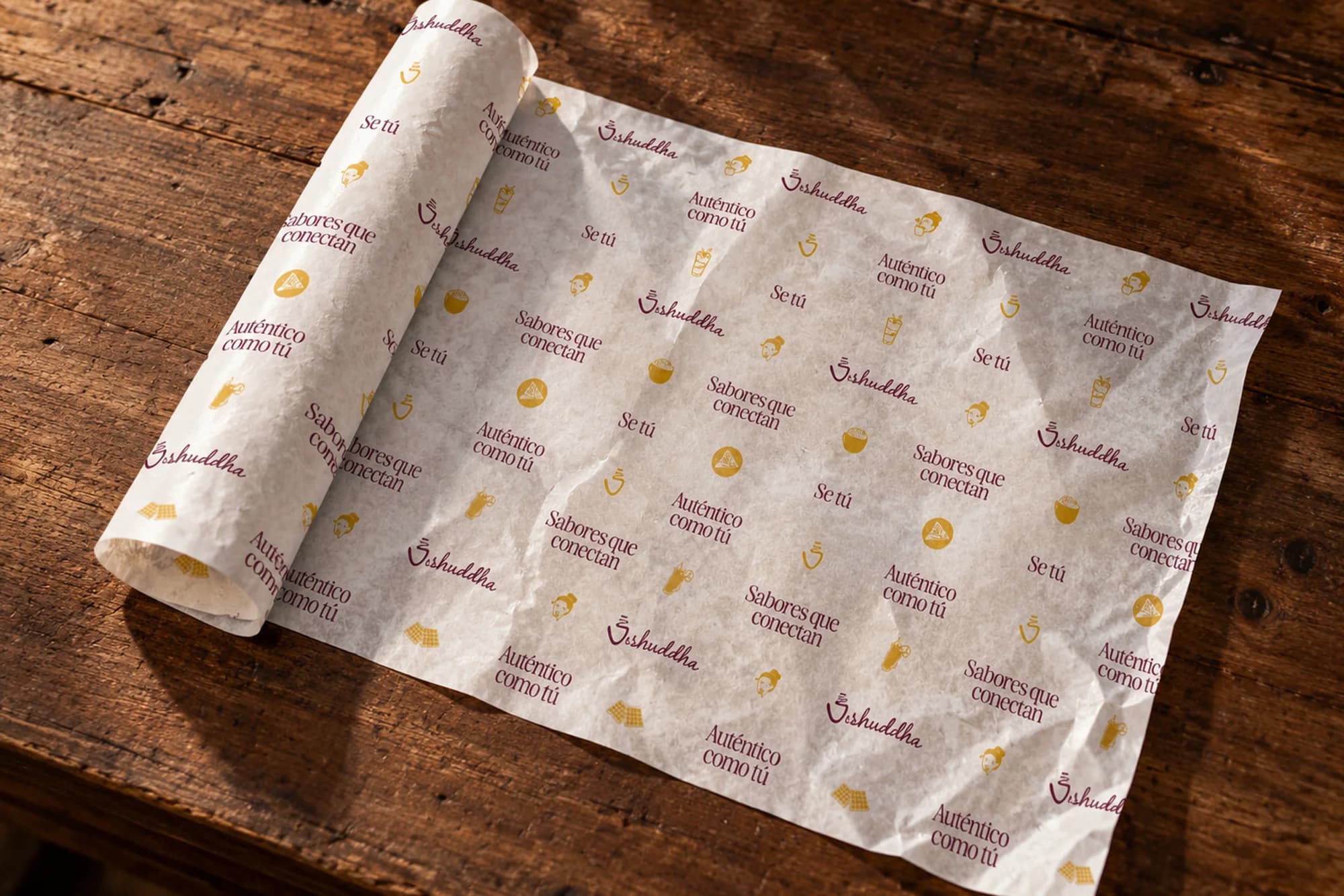 Vishuddha: papel de envoltura con el logotipo y frases de la marca