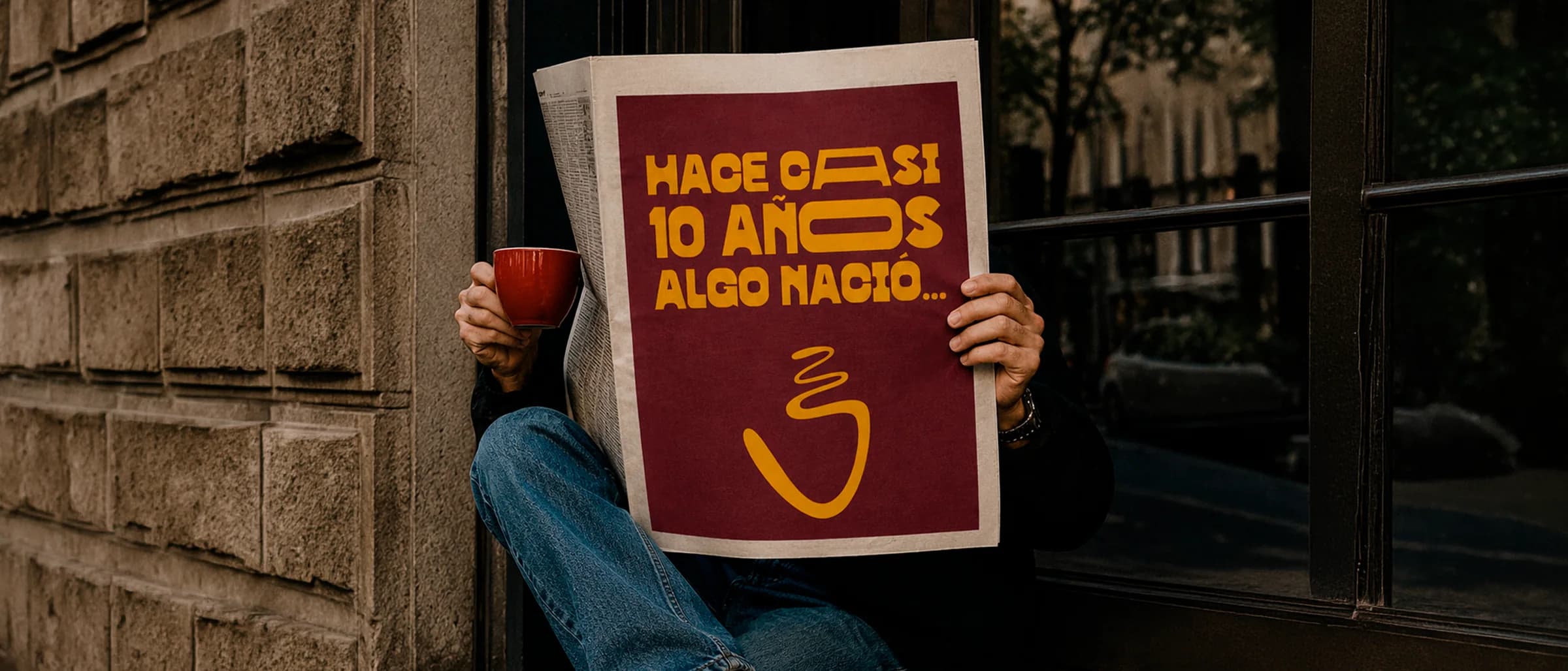 Vishuddha: persona leyendo un periódico con el anuncio hace casi 10 años algo nació